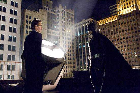 Batman Begins - Lt. Gordman a Batman pri znamení Batmana